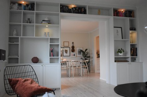 Platsbyggd bokhylla med skåp i vardagsrum