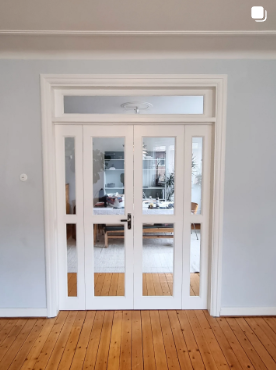 Vitmålad pardörr med glasrutor och överljus