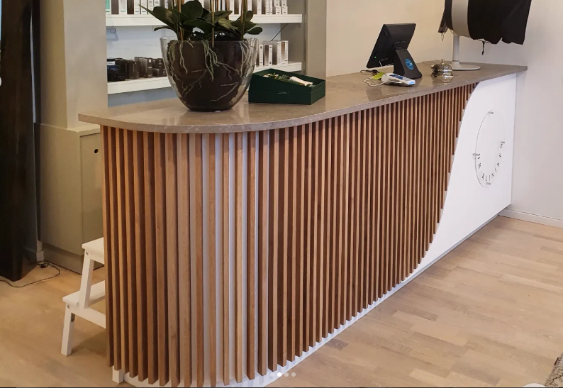Platsbyggd receptionsdisk i trä