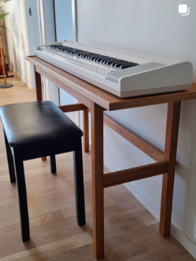 Specialbyggt pianobord i massiv ek